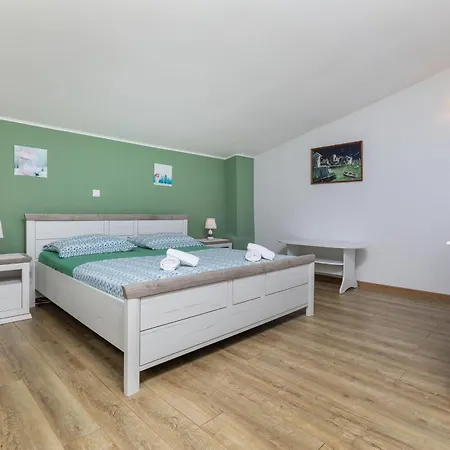 Family Friendly House With A Swimming Pool - 23571 Дом отдыха *