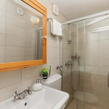 Дом отдыха Family Friendly House With A Swimming Pool - 23571 Макарска