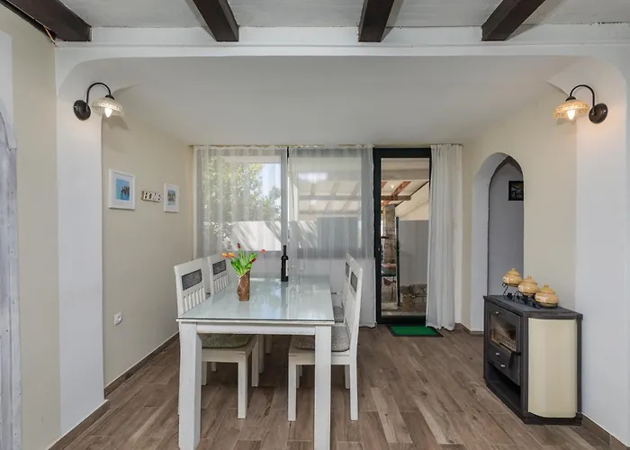 Family Friendly House With A Swimming Pool - 23571 度假居