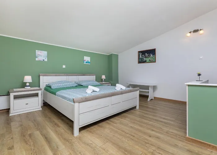 Family Friendly House With A Swimming Pool - 23571 度假居 *