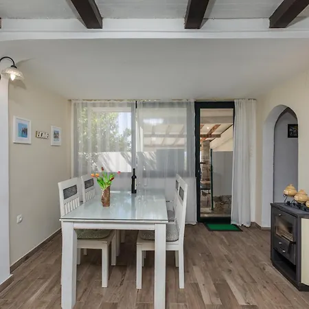 Family Friendly House With A Swimming Pool - 23571 בית נופש