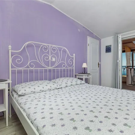 Family Friendly House With A Swimming Pool - 23571 בית נופש